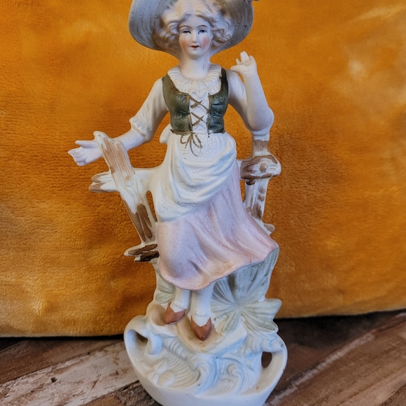 Vintage porcelain biscuit statues - Picture 3 of 8